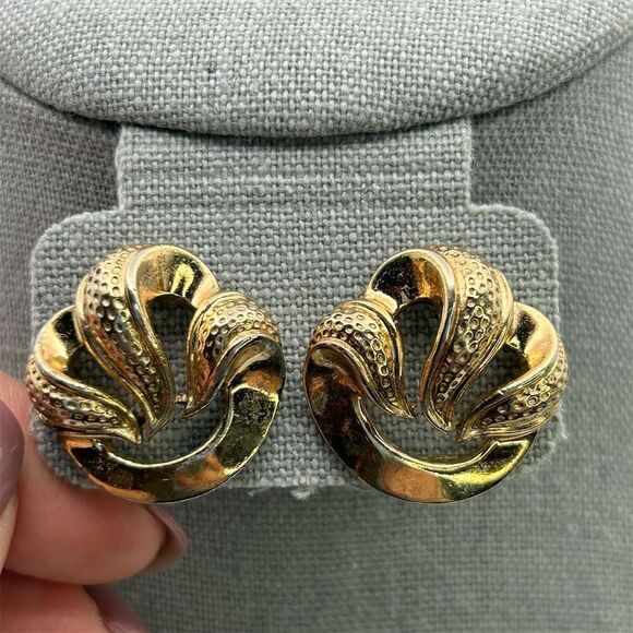 Vintage Crown Trifari Gold Tone Swirl Leaf Fire Clip-On Earrings Signed Classic - Picture 2 of 10